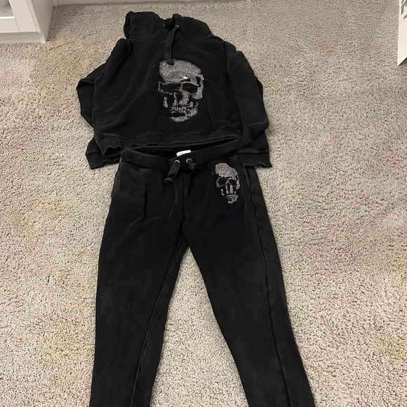 Super cute and trendy skull sweatpants! Gently worn but good condition - Picture 3 of 3